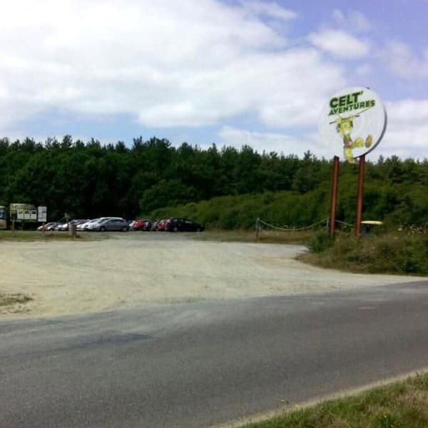 parking-voiture-venir-au-parc-celtaventures
